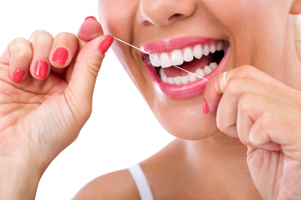 Utiliser le fil dentaire pour avoir une bonne hygiène buccale